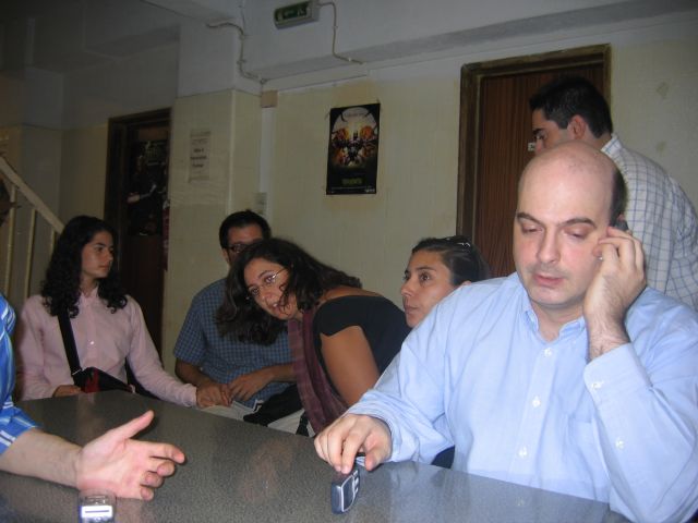 "Está lá? Nós estamos cá!" "Está lá? Nós estamos cá!"